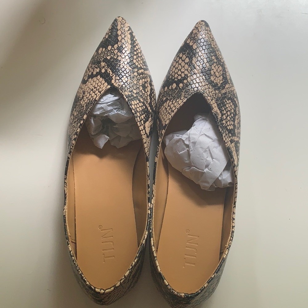 TIJN Agnes grey snake print shoes v-cut flats